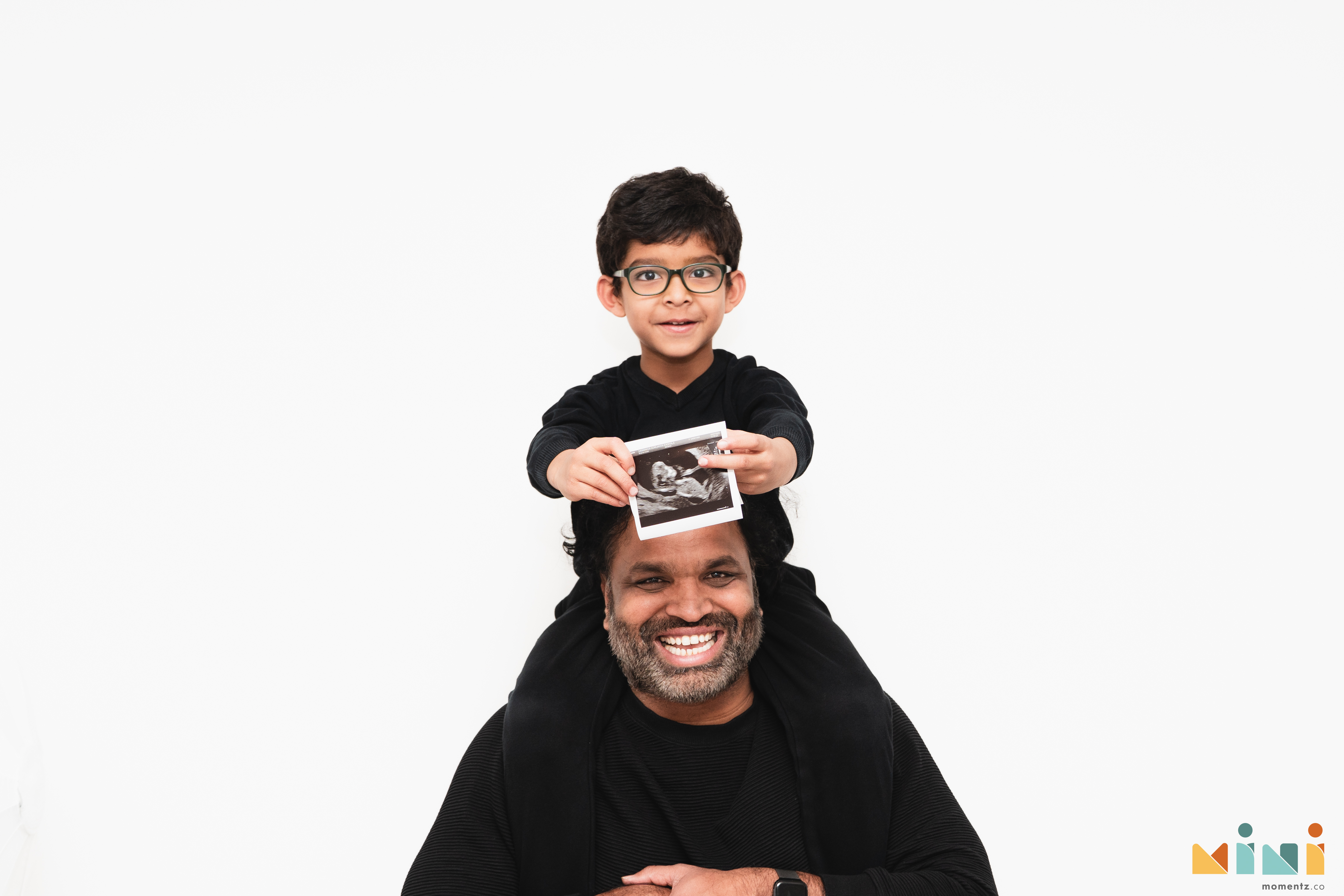 Sibling holding scan photo — maternity photography Leicester UK, Mini Momentz