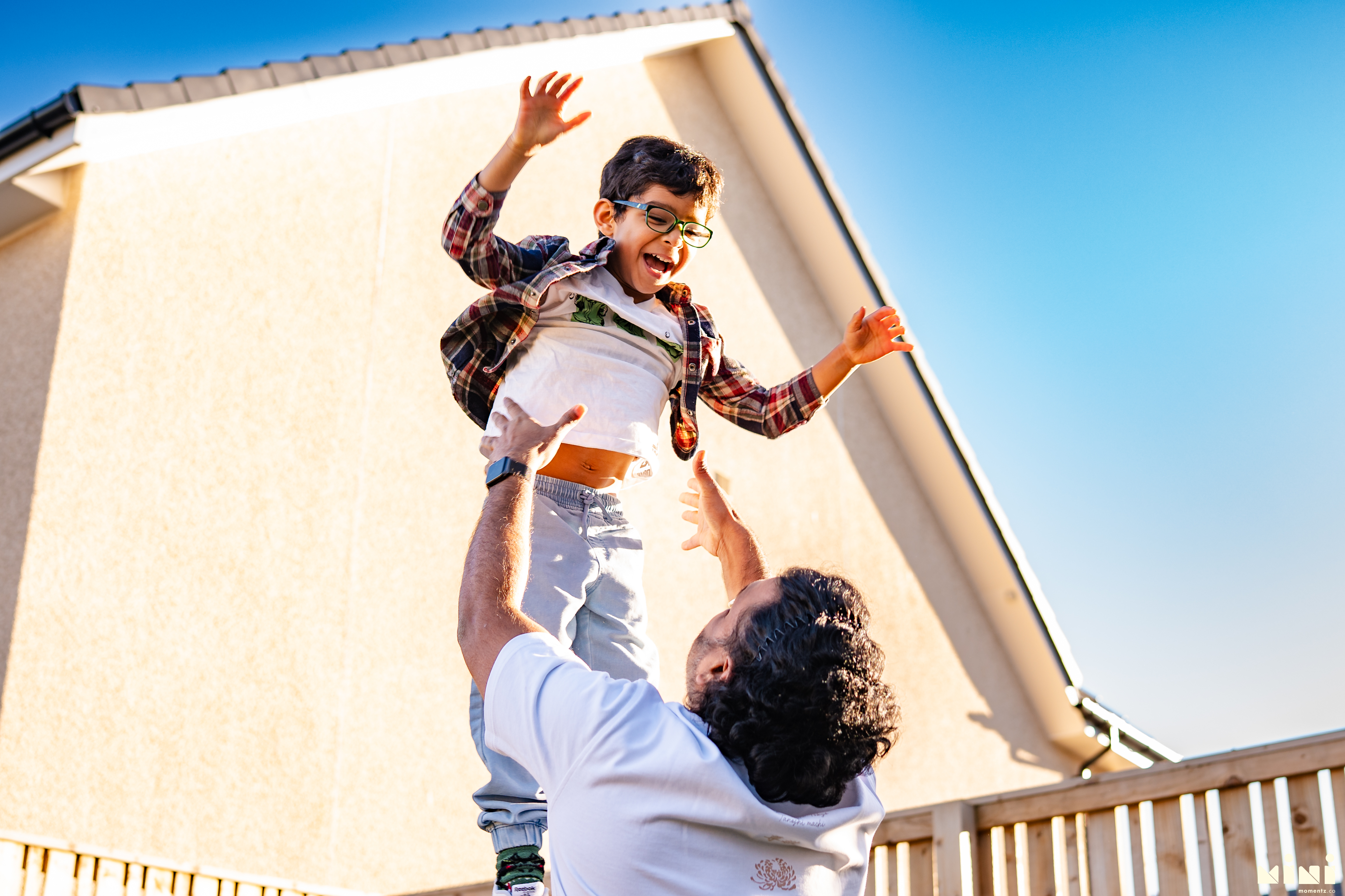 Family photography Northampton — father and child joyful moment, Mini Momentz