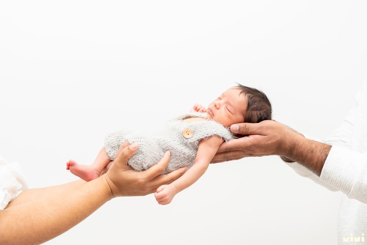 Parents with newborn — lifestyle newborn photography Birmingham, Mini Momentz