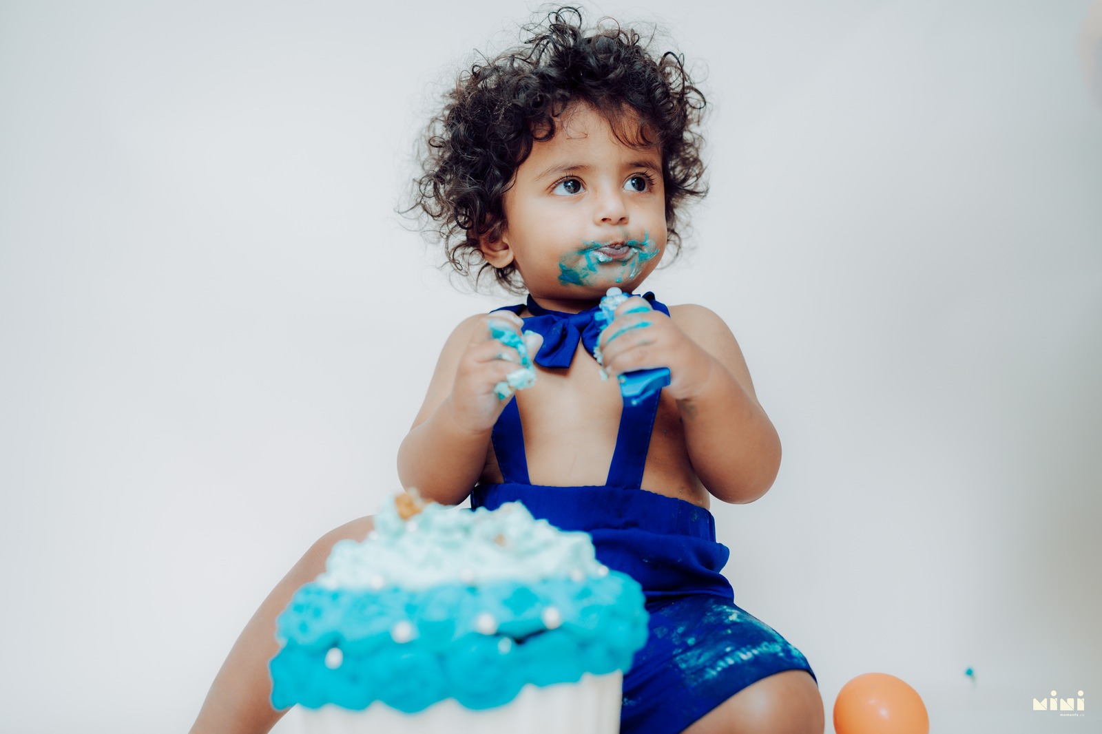 First birthday photography Aylesbury — baby boy cake smash, Mini Momentz